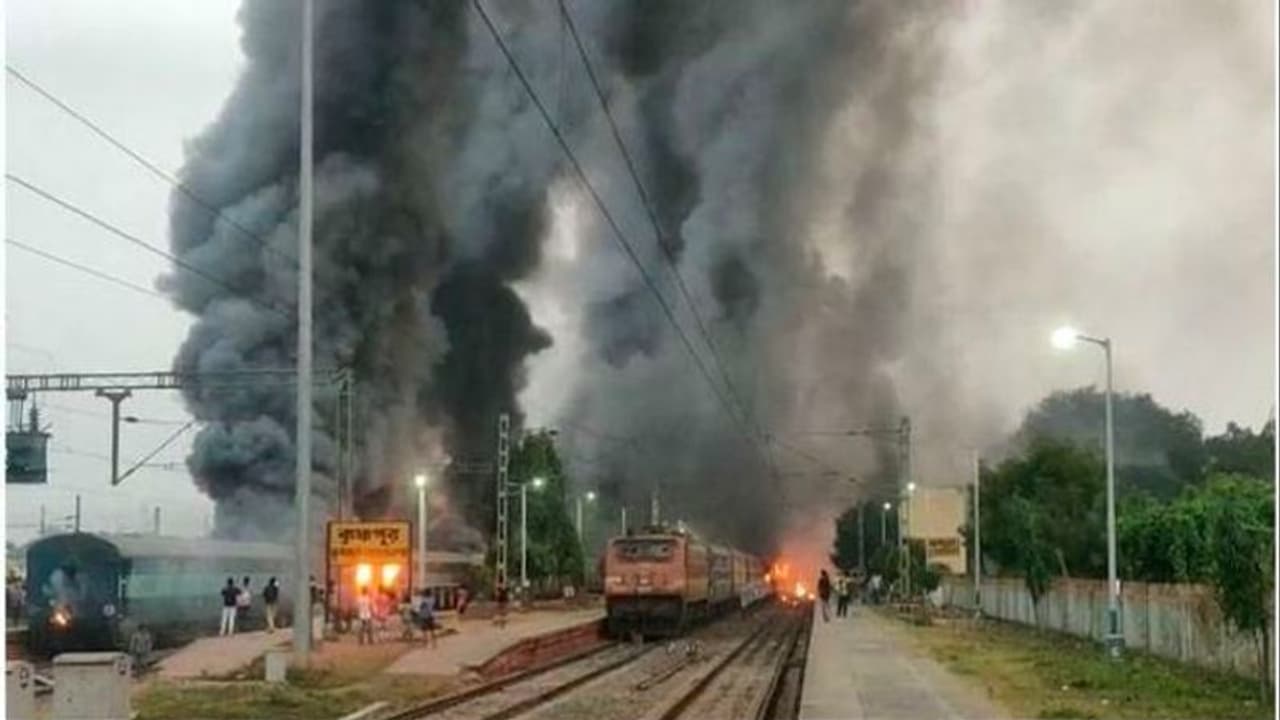 তাণ্ডবের জেরে বাংলাতেই ৮৫ কোটির ক্ষতি, হাইকোর্টে জানাল রেল তাণ্ডবের জেরে বাংলাতেই ৮৫ কোটির ক্ষতি, হাইকোর্টে জানাল রেল