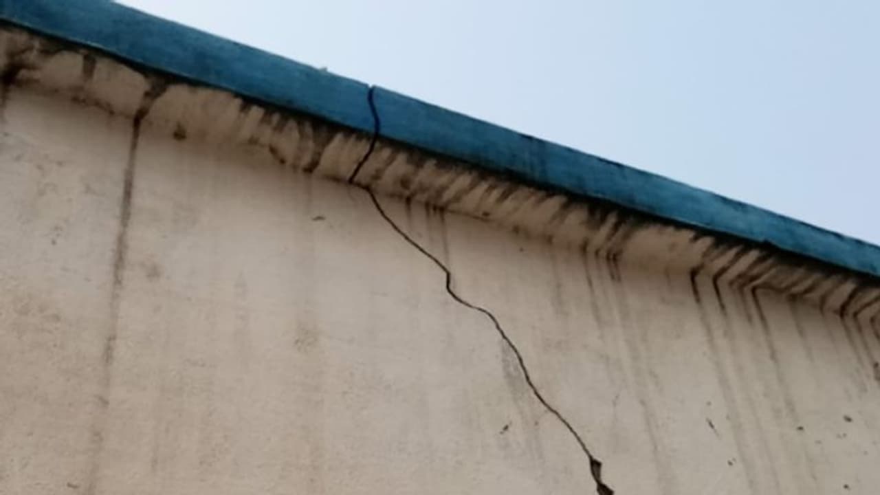 বিস্ফোরণে দেওয়ালে বিপজ্জনক ফাটল, চুঁচুড়ায় অনির্দিষ্টকালের জন্য বন্ধ সরকারি স্কুল বিস্ফোরণে দেওয়ালে বিপজ্জনক ফাটল, চুঁচুড়ায় অনির্দিষ্টকালের জন্য বন্ধ সরকারি স্কুল