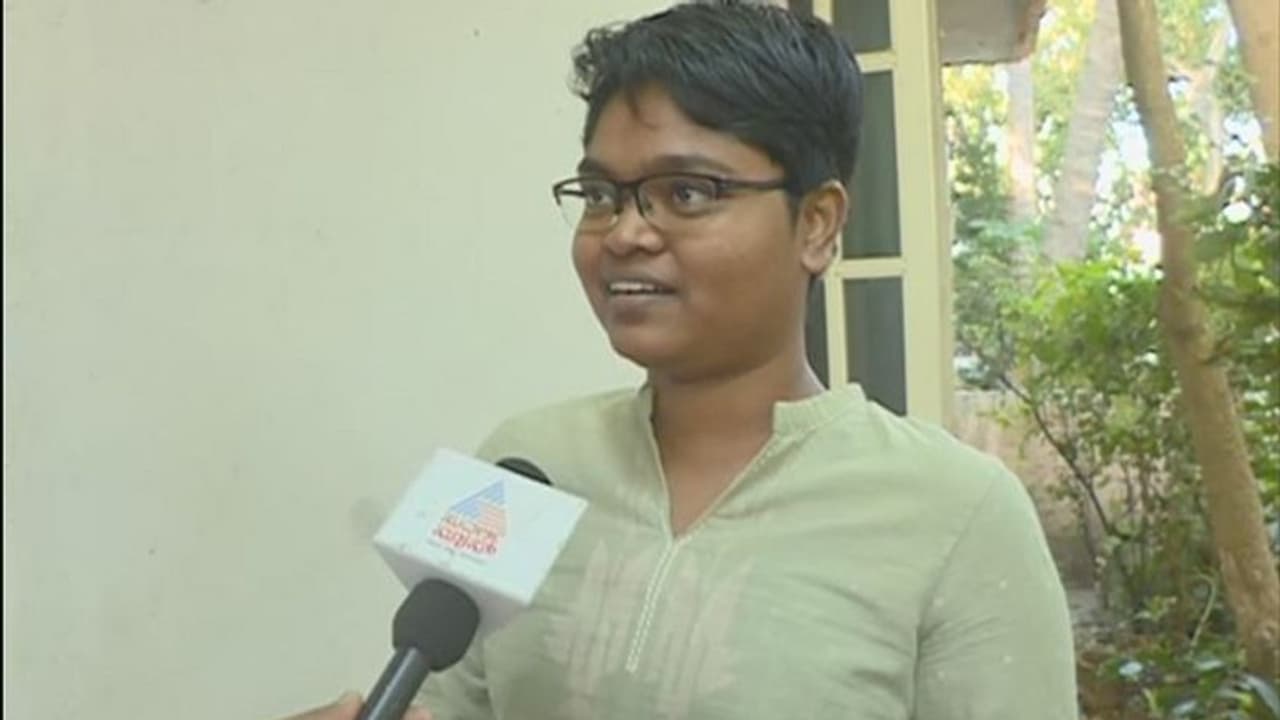 ಸೋಷಿಯಲ್ ಮೀಡಿಯಾ ನೋಡಿ ಪ್ರತಿಭಟನೆಗೆ ಹೋಗಿದ್ದ ಫ್ರೀ ಕಾಶ್ಮೀರ ಪ್ಲಕಾರ್ಡ್ ಯುವತಿ ಸೋಷಿಯಲ್ ಮೀಡಿಯಾ ನೋಡಿ ಪ್ರತಿಭಟನೆಗೆ ಹೋಗಿದ್ದ ಫ್ರೀ ಕಾಶ್ಮೀರ ಪ್ಲಕಾರ್ಡ್ ಯುವತಿ