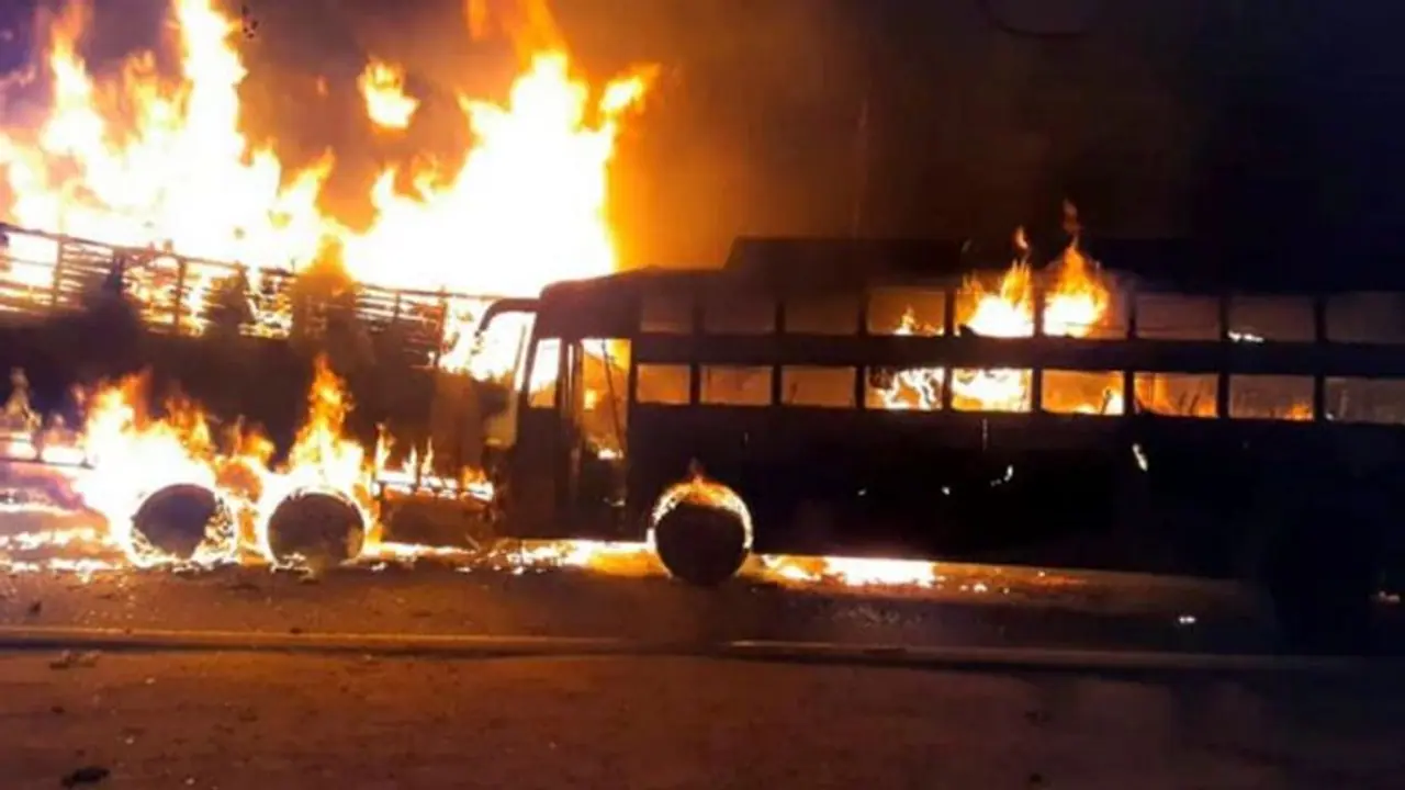 கண்ணிமைக்கும் நேரத்தில் லாரி பேருந்து நேருக்கு நேர் மோதல்... 20 பேர் உடல் கருகி உயிரிழப்பு..!