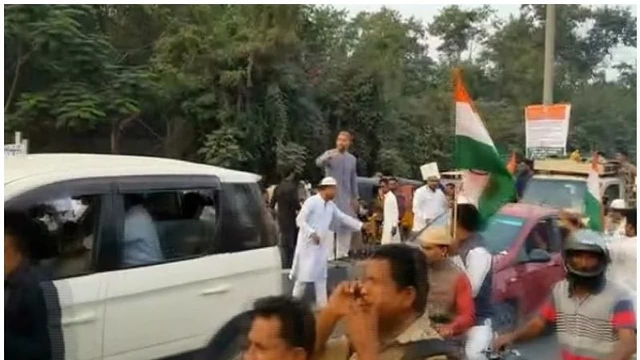 പ്രതിഷേധ റാലിയ്ക്കിടെ ട്രാഫിക് നിയന്ത്രിക്കാൻ സഹായിച്ച് അസദുദീൻ ഒവൈസി പ്രതിഷേധ റാലിയ്ക്കിടെ ട്രാഫിക് നിയന്ത്രിക്കാൻ സഹായിച്ച് അസദുദീൻ ഒവൈസി