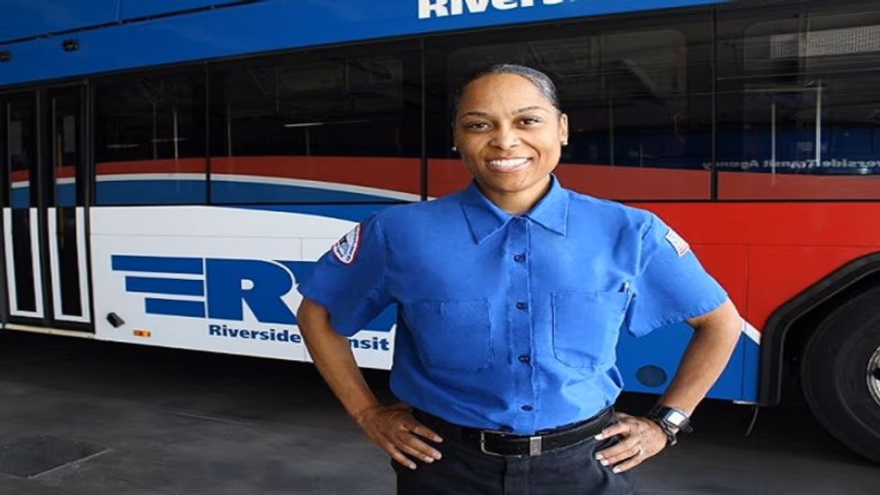 परिवार से बिछुड़ गया था बुजुर्ग, बस ड्राइवर ने किया मिलाने का काम परिवार से बिछुड़ गया था बुजुर्ग, बस ड्राइवर ने किया मिलाने का काम