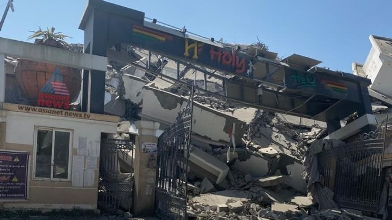 നിലംപൊത്തിയ മരടിലെ ഫ്ലാറ്റുകള്; സ്ഫോടനത്തില് സമീപത്തെ കെട്ടിടങ്ങൾക്ക് കേടുപറ്റിയോ എന്ന് പരിശോധിക്കാന് വിദഗ്ധസംഘം നിലംപൊത്തിയ മരടിലെ ഫ്ലാറ്റുകള്; സ്ഫോടനത്തില് സമീപത്തെ കെട്ടിടങ്ങൾക്ക് കേടുപറ്റിയോ എന്ന് പരിശോധിക്കാന് വിദഗ്ധസംഘം