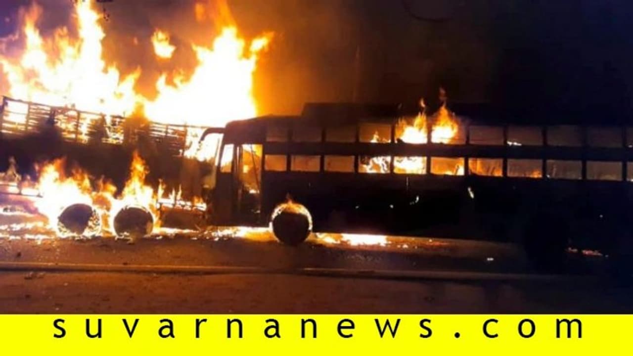 ರಸ್ತೆ ಅಪಘಾತ ಬಳಿಕ ಬಸ್ಸಿಗೆ ಭಾರೀ ಬೆಂಕಿ: 20 ಪ್ರಯಾಣಿಕರು ಬಲಿ! ರಸ್ತೆ ಅಪಘಾತ ಬಳಿಕ ಬಸ್ಸಿಗೆ ಭಾರೀ ಬೆಂಕಿ: 20 ಪ್ರಯಾಣಿಕರು ಬಲಿ!