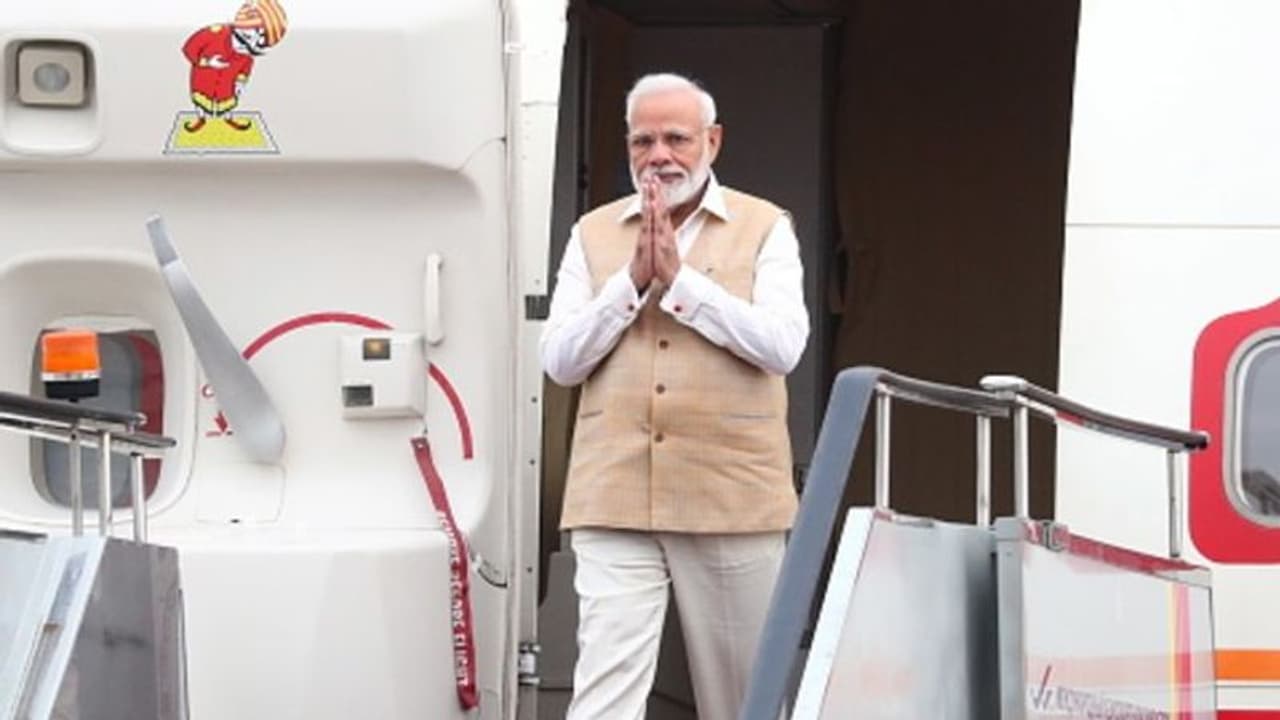 এক মঞ্চে মোদী মমতা, জানুন প্রধানমন্ত্রীর কলকাতা সফরনামা এক মঞ্চে মোদী মমতা, জানুন প্রধানমন্ত্রীর কলকাতা সফরনামা