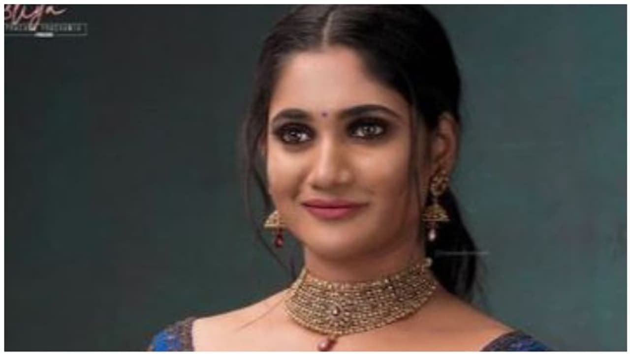 வானத்தில் பறந்தபடி வித்தியாசமாக பொங்கல் திருவிழாவை கொண்டாடிய லாஸ்லியா! தீயாய் பரவும் வீடியோ! வானத்தில் பறந்தபடி வித்தியாசமாக பொங்கல் திருவிழாவை கொண்டாடிய லாஸ்லியா! தீயாய் பரவும் வீடியோ!