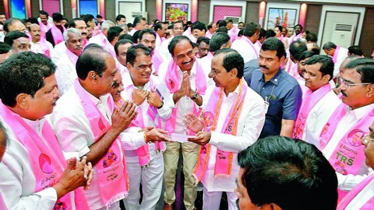 టీఆర్ఎస్కు షాక్: మంత్రులు, మాజీ మంత్రులకు ఐటీ నోటీసులు, కారణం ఇదీ... టీఆర్ఎస్కు షాక్: మంత్రులు, మాజీ మంత్రులకు ఐటీ నోటీసులు, కారణం ఇదీ...