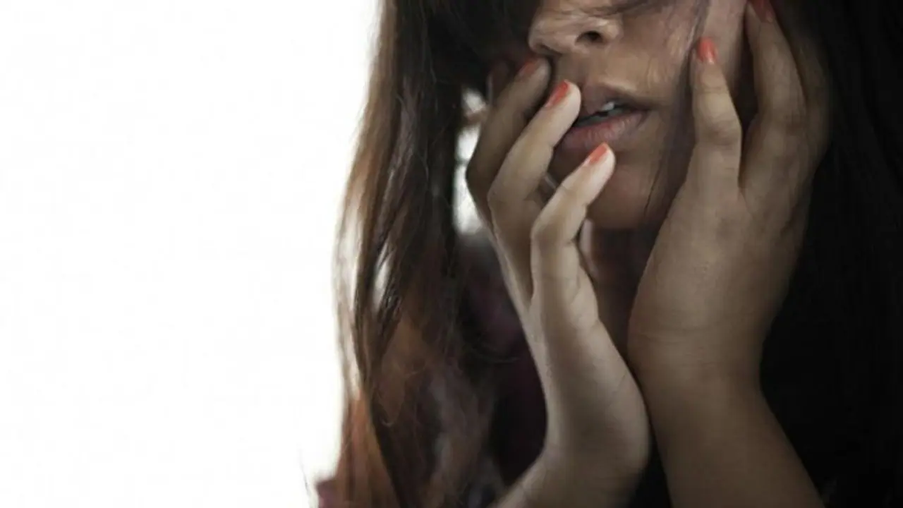 అత్తింటి దుర్మార్గం: మంచానికి కట్టేసి.. నిప్పు, చావు బతుకుల్లో కోడలు అత్తింటి దుర్మార్గం: మంచానికి కట్టేసి.. నిప్పు, చావు బతుకుల్లో కోడలు