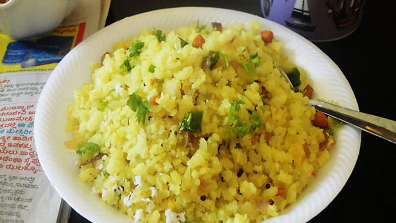 അവൽ ഉപ്പുമാവ് 10 മിനിറ്റ് കൊണ്ട് തയ്യാറാക്കാം അവൽ ഉപ്പുമാവ് 10 മിനിറ്റ് കൊണ്ട് തയ്യാറാക്കാം