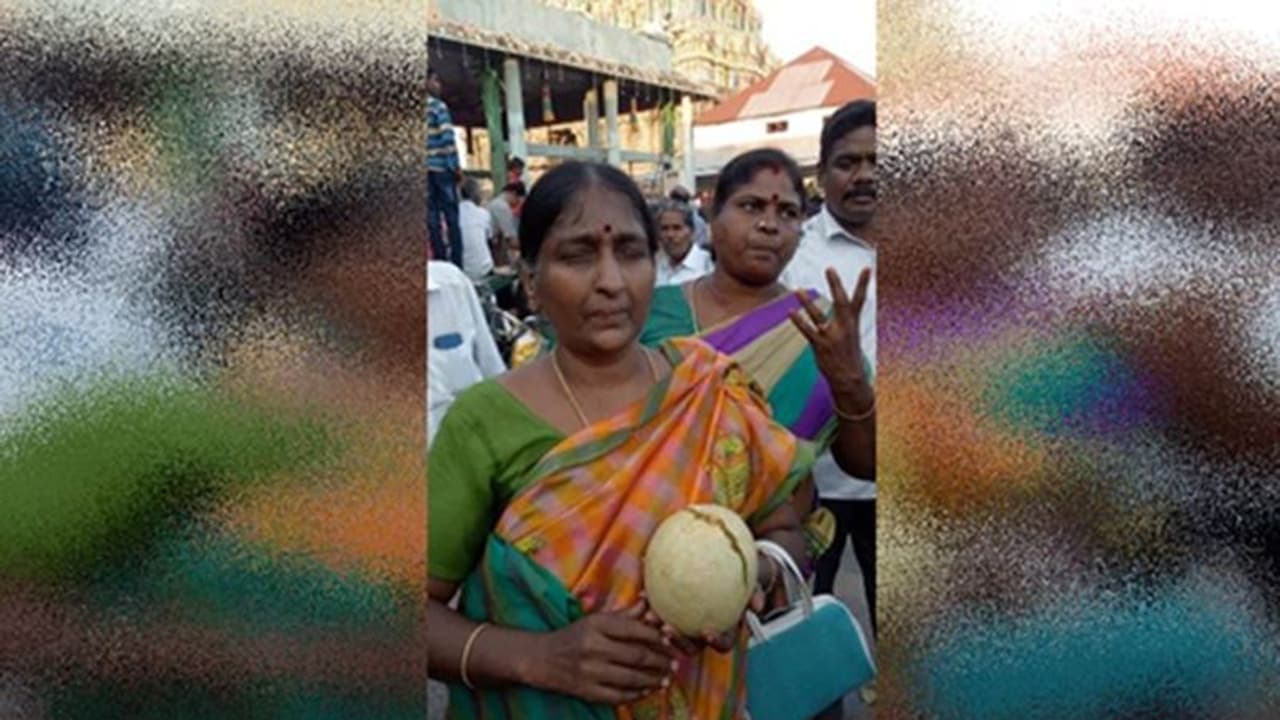 கோவிலுக்கு போகும் பெண்களே உஷார்...!! தீட்சிதர்களை கண்டால் ஒரு அடி தள்ளி நில்லுங்க...!!