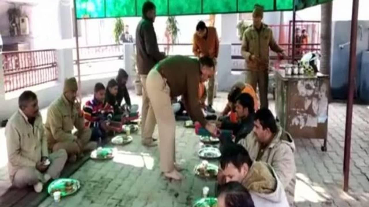 ബലാത്സംഗത്തിന് ഇരയായ യുവതിയുടെ മൃതദേഹം ഏറ്റെടുക്കാനാളില്ല; അന്ത്യകർമ്മങ്ങൾ നടത്തി പൊലീസ് ബലാത്സംഗത്തിന് ഇരയായ യുവതിയുടെ മൃതദേഹം ഏറ്റെടുക്കാനാളില്ല; അന്ത്യകർമ്മങ്ങൾ നടത്തി പൊലീസ്