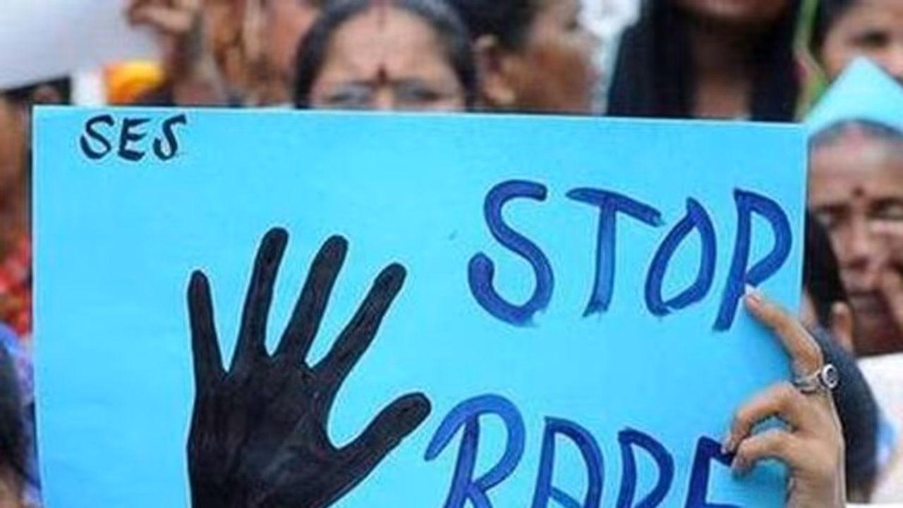 14 കാരിയെ ഏഴ് പേര് ചേര്ന്ന് തട്ടിക്കൊണ്ടുപോയി കൂട്ടബലാത്സംഗം ചെയ്ത് ഉപേക്ഷിച്ചു, മൂന്ന് പേര് പിടിയിൽ 14 കാരിയെ ഏഴ് പേര് ചേര്ന്ന് തട്ടിക്കൊണ്ടുപോയി കൂട്ടബലാത്സംഗം ചെയ്ത് ഉപേക്ഷിച്ചു, മൂന്ന് പേര് പിടിയിൽ