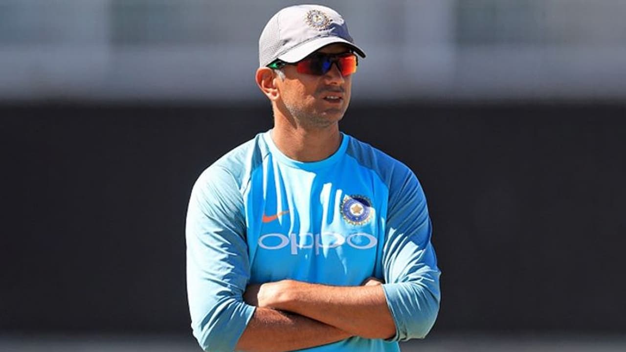 பயிற்சியாளர் ஆவதற்கு முன் ராகுல் டிராவிட்டுக்கு கபில் தேவ் சொன்ன அறிவுரை