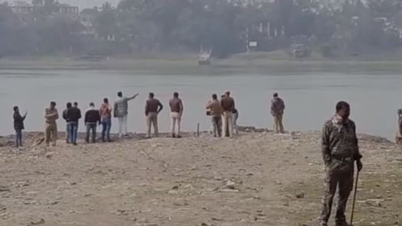 নৈহাটিতে বিস্ফোরণস্থলে ফরেনসিক বিশেষজ্ঞরা, জোয়ারের জলে নমুনা নষ্টের আশঙ্কা নৈহাটিতে বিস্ফোরণস্থলে ফরেনসিক বিশেষজ্ঞরা, জোয়ারের জলে নমুনা নষ্টের আশঙ্কা