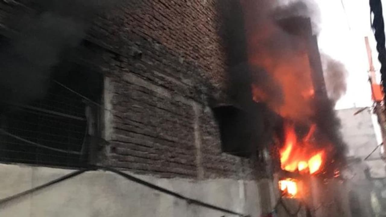 दिल्ली में जूता फैक्ट्री में लगी भीषण आग, मौके पर फायर ब्रिगेड की 20 गाड़ियां दिल्ली में जूता फैक्ट्री में लगी भीषण आग, मौके पर फायर ब्रिगेड की 20 गाड़ियां