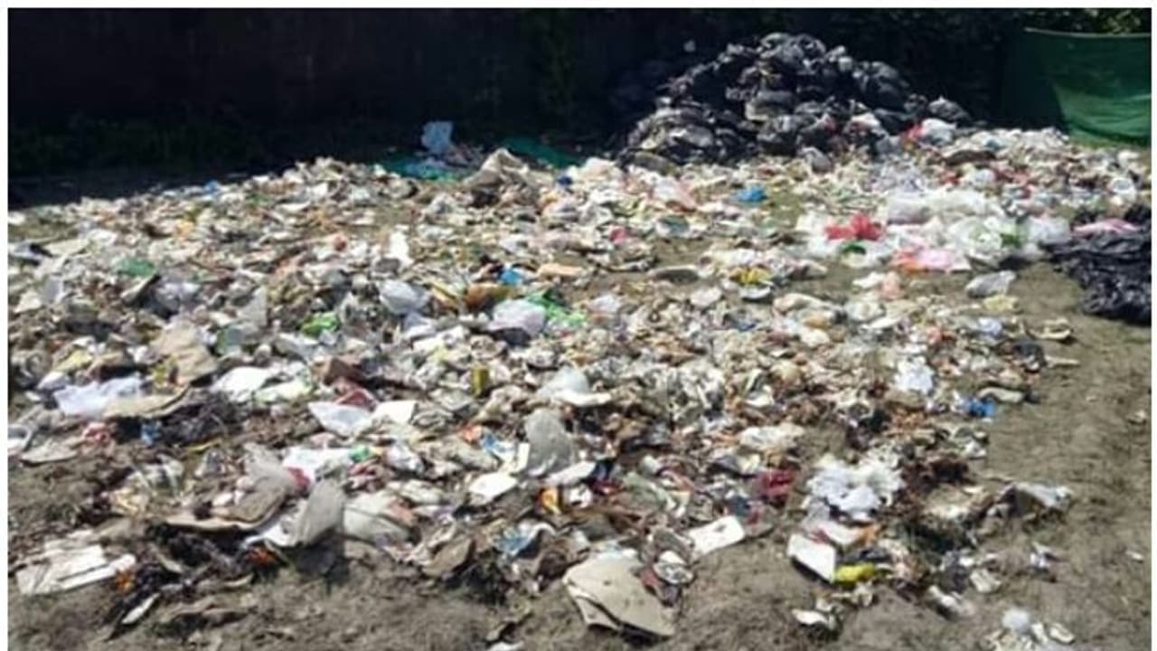 റോഡരികില്‍ മാലിന്യ നിക്ഷേപം; 'മൂക്കുപൊത്തി' നാട്ടുകാരും യാത്രക്കാരും