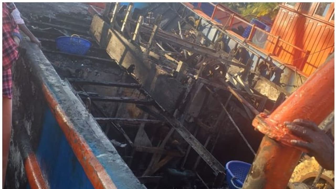 മത്സ്യബന്ധന ബോട്ടുകൾ കത്തി നശിച്ചു; 35ലക്ഷം രൂപയുടെ നാശനഷ്ടം മത്സ്യബന്ധന ബോട്ടുകൾ കത്തി നശിച്ചു; 35ലക്ഷം രൂപയുടെ നാശനഷ്ടം