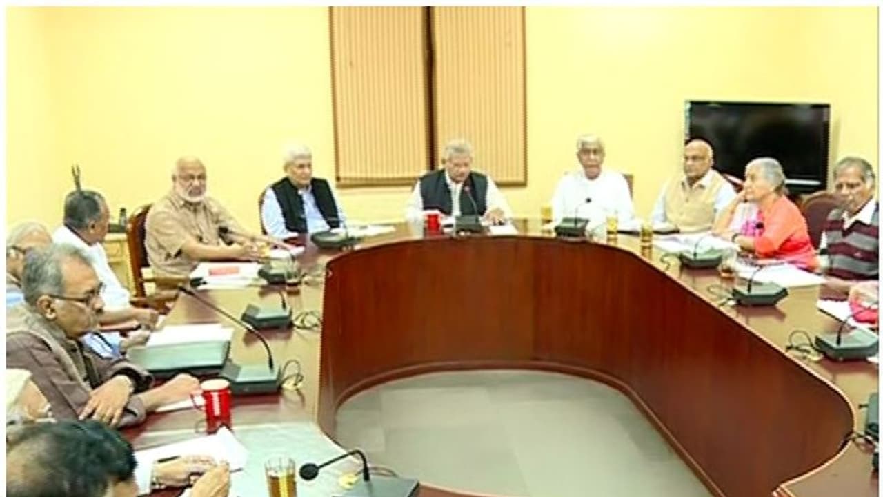 കേന്ദ്രത്തിനെതിരെ പ്രചാരണ പരിപാടികള് നടത്താന് സിപിഎം പിബി; യുവതയുടെ പോരാട്ടത്തിനുള്ള പിന്തുണ തുടരും കേന്ദ്രത്തിനെതിരെ പ്രചാരണ പരിപാടികള് നടത്താന് സിപിഎം പിബി; യുവതയുടെ പോരാട്ടത്തിനുള്ള പിന്തുണ തുടരും