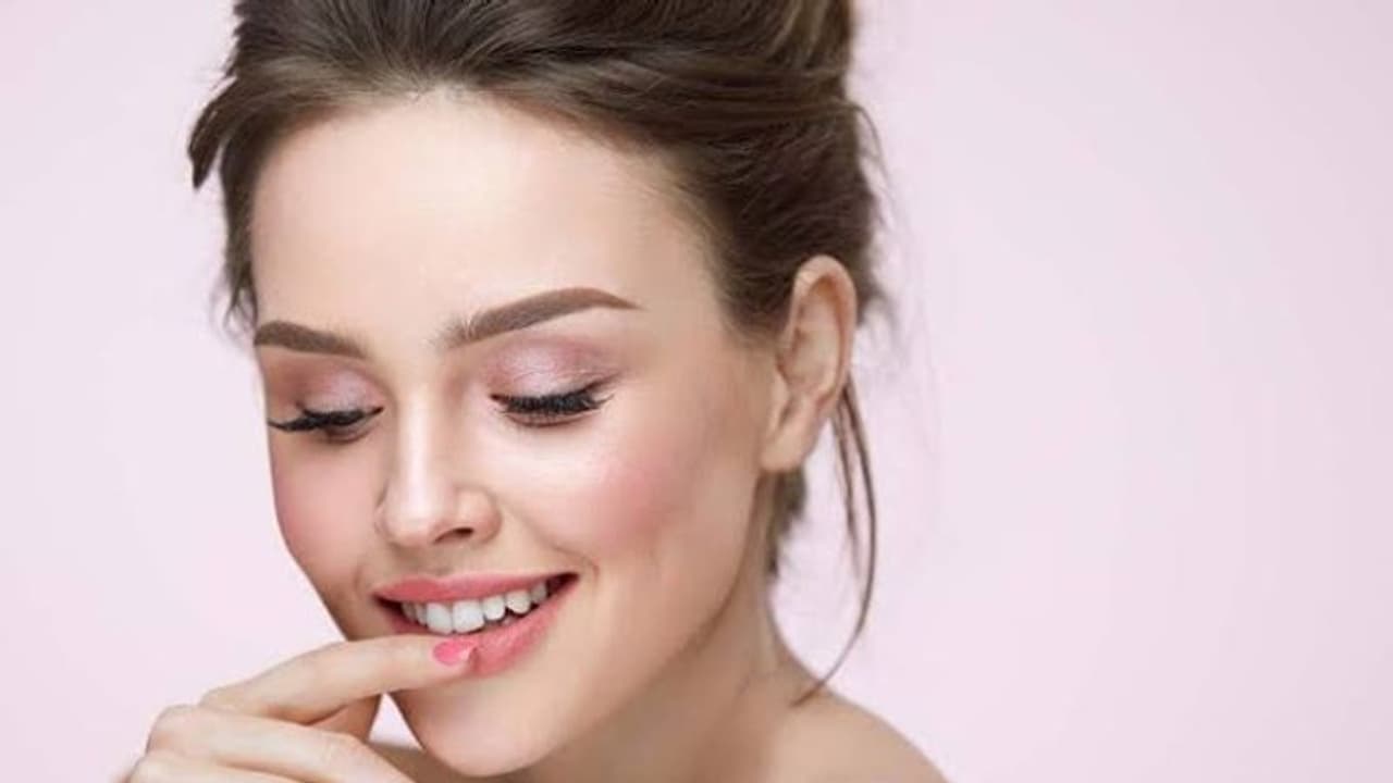 ചുണ്ടിലെ കറുപ്പ് നിറം അകറ്റാന് ഇതൊന്ന് പരീക്ഷിക്കൂ... ചുണ്ടിലെ കറുപ്പ് നിറം അകറ്റാന് ഇതൊന്ന് പരീക്ഷിക്കൂ...