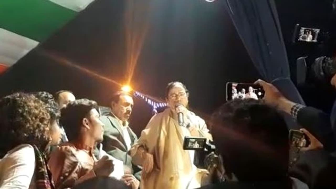 ভোল বদলে হুঁশিয়ারি, ছাত্রদের ঘেরাও হটাতে ওয়ার্ডে ওয়ার্ডে কর্মীদের ডাক মমতার ভোল বদলে হুঁশিয়ারি, ছাত্রদের ঘেরাও হটাতে ওয়ার্ডে ওয়ার্ডে কর্মীদের ডাক মমতার