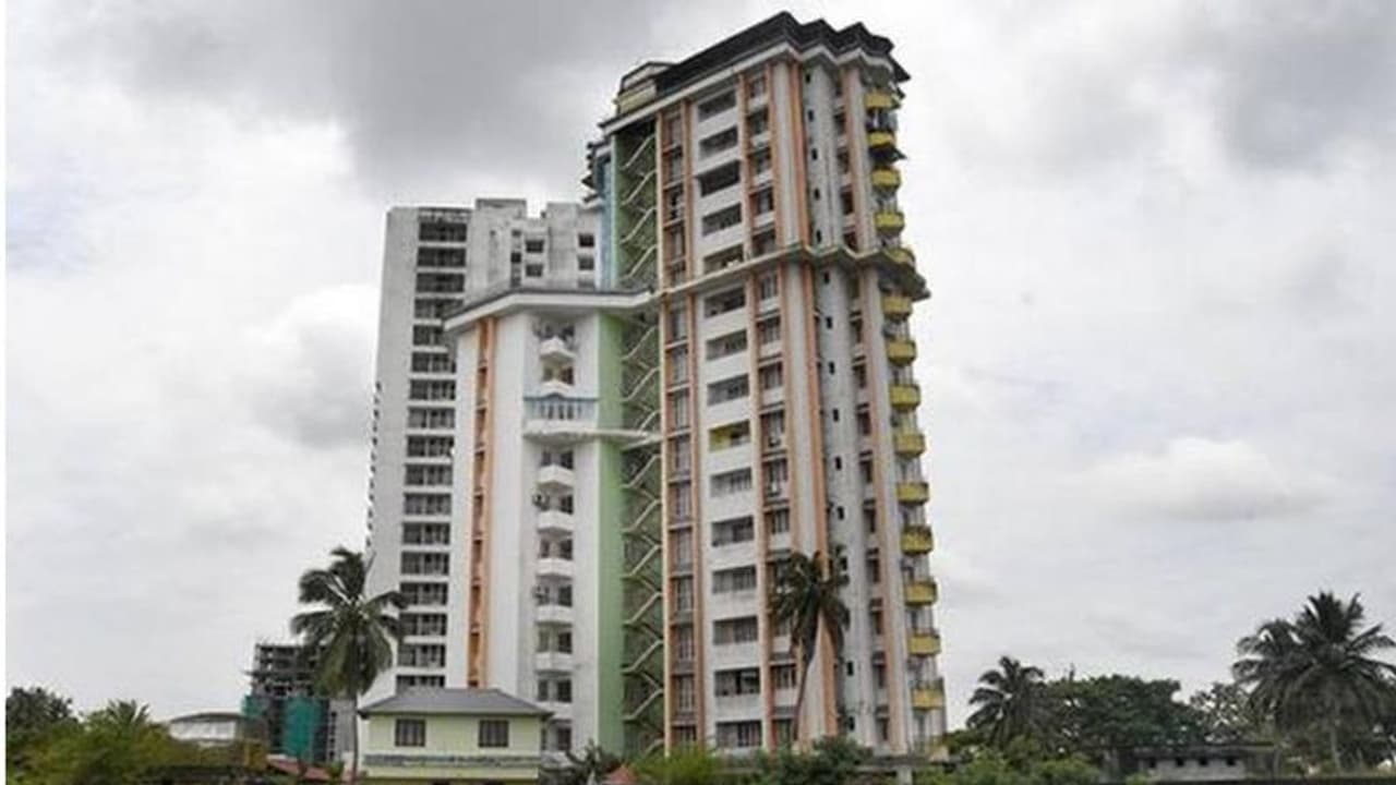 മരടിൽ ഇന്ന് വെല്ലുവിളി ഗോൾഡൻ കായലോരം, ഉപയോഗിക്കുന്നത് 15 കിലോ സ്ഫോടകവസ്തുക്കൾ മരടിൽ ഇന്ന് വെല്ലുവിളി ഗോൾഡൻ കായലോരം, ഉപയോഗിക്കുന്നത് 15 കിലോ സ്ഫോടകവസ്തുക്കൾ