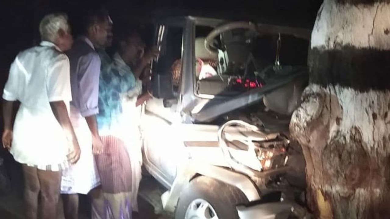 புளிய மரத்தில் கார் பயங்கர மோதல்... அமைச்சரின் தனி உதவியாளர் உள்பட 2 பேர் ரத்த வெள்ளத்தில் துடிதுடித்து உயிரிழப்பு..!