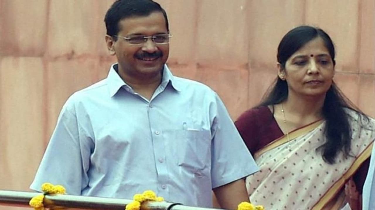 కేజ్రీవాల్ కు లగే రహో చిక్కులు: రూ. 500 కోట్లకు దావా