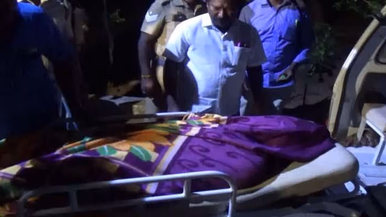 பேராசிரியர் பாலியல் தொல்லை..? கல்லூரி விடுதியில் தூக்கில் தொங்கிய மாணவி..! பேராசிரியர் பாலியல் தொல்லை..? கல்லூரி விடுதியில் தூக்கில் தொங்கிய மாணவி..!