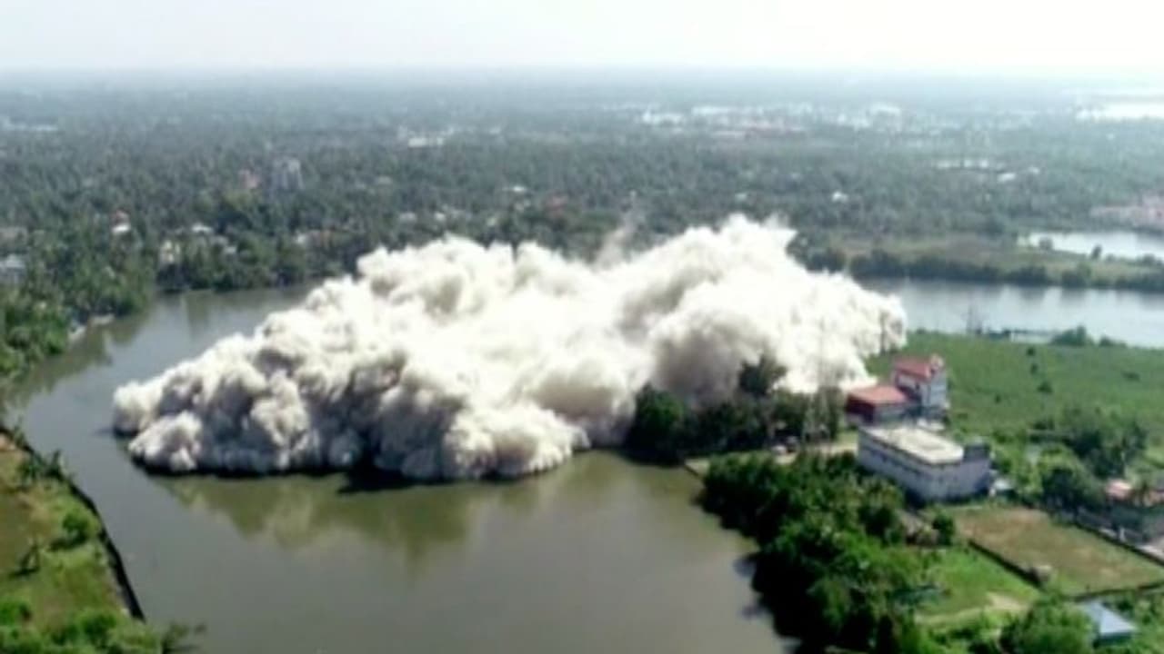 ഒരൊറ്റ നിമിഷം; മരടിൽ ജെയിൻ കോറൽ കോവ് നിലം പൊത്തി