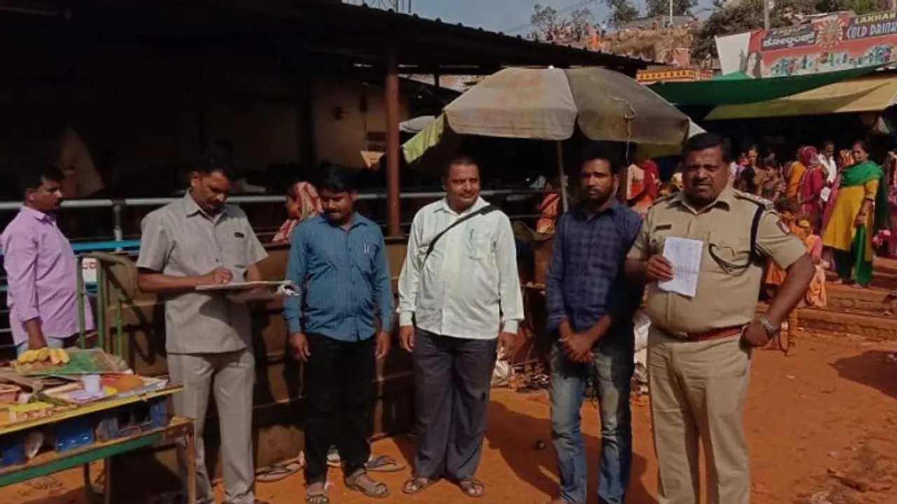 ಸವದತ್ತಿ ಯಲ್ಲಮ್ಮ ಜಾತ್ರೆಯಲ್ಲಿ ನಕಲಿ ನೋಟು ಚಲಾವಣೆ: ಓರ್ವನ ಬಂಧನ ಸವದತ್ತಿ ಯಲ್ಲಮ್ಮ ಜಾತ್ರೆಯಲ್ಲಿ ನಕಲಿ ನೋಟು ಚಲಾವಣೆ: ಓರ್ವನ ಬಂಧನ