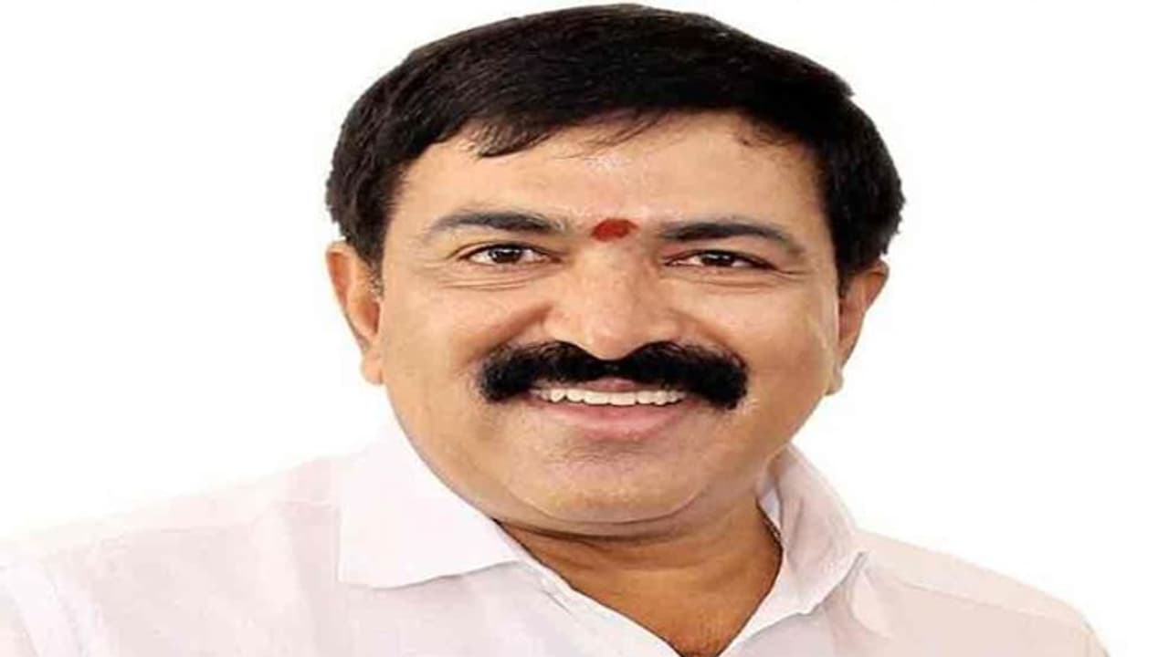 వైసీపీ, జనసేన కార్యకర్తల మధ్య రాళ్ల దాడి: కాకినాడలో ఉద్రిక్తత, పలువురికి గాయాలు వైసీపీ, జనసేన కార్యకర్తల మధ్య రాళ్ల దాడి: కాకినాడలో ఉద్రిక్తత, పలువురికి గాయాలు