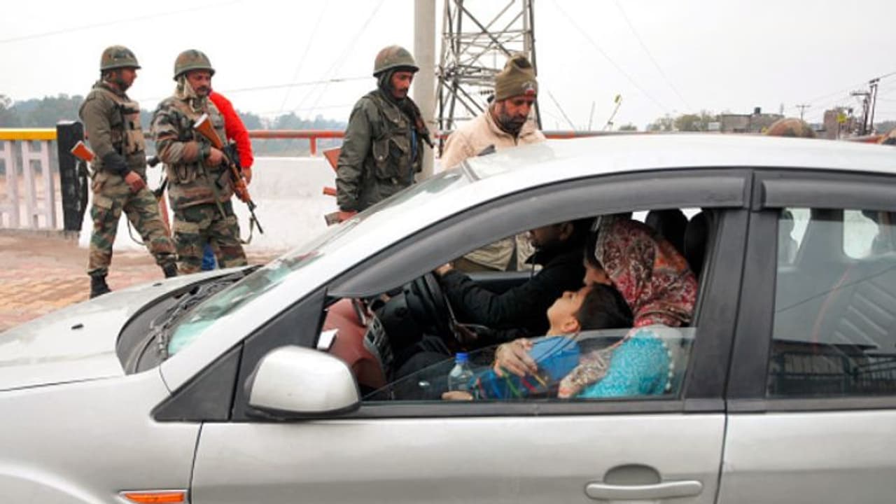 ডিএসপি যখন জঙ্গি, শীর্ষ হিজবুল নেতার সঙ্গে ধৃত খোদ সন্ত্রাসবিরোধী পুলিশকর্তাই ডিএসপি যখন জঙ্গি, শীর্ষ হিজবুল নেতার সঙ্গে ধৃত খোদ সন্ত্রাসবিরোধী পুলিশকর্তাই