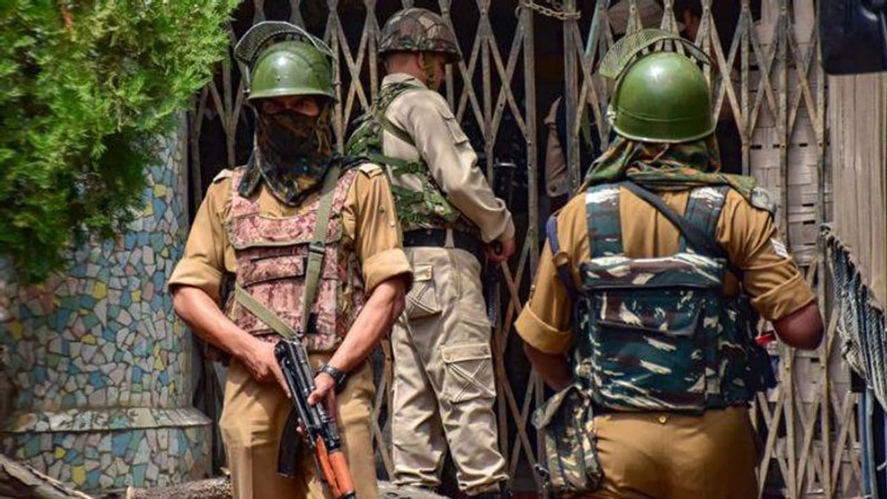 ധീരതയ്ക്കുള്ള മെഡല് നേടി, ഇന്ന് ഭീകരര്ക്കൊപ്പം പിടിയിലായി; ദേവീന്ദറിന് സംഭവിച്ചതെന്ത്? ധീരതയ്ക്കുള്ള മെഡല് നേടി, ഇന്ന് ഭീകരര്ക്കൊപ്പം പിടിയിലായി; ദേവീന്ദറിന് സംഭവിച്ചതെന്ത്?