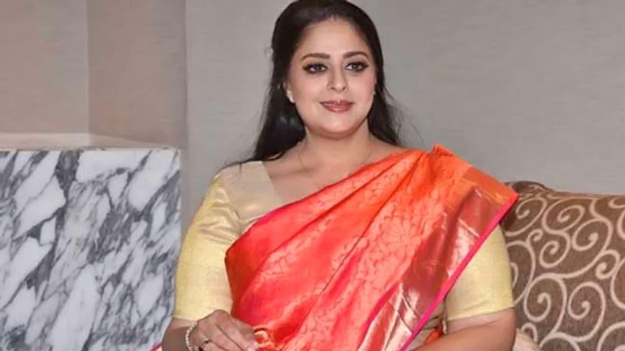 என்ன செய்ய போகிறார்? தெளிவா தெரிஞ்சுகிட்டு வாங்க ரஜினிக்கு அட்வைஸ் கொடுக்கும் நக்மா! என்ன செய்ய போகிறார்? தெளிவா தெரிஞ்சுகிட்டு வாங்க ரஜினிக்கு அட்வைஸ் கொடுக்கும் நக்மா!