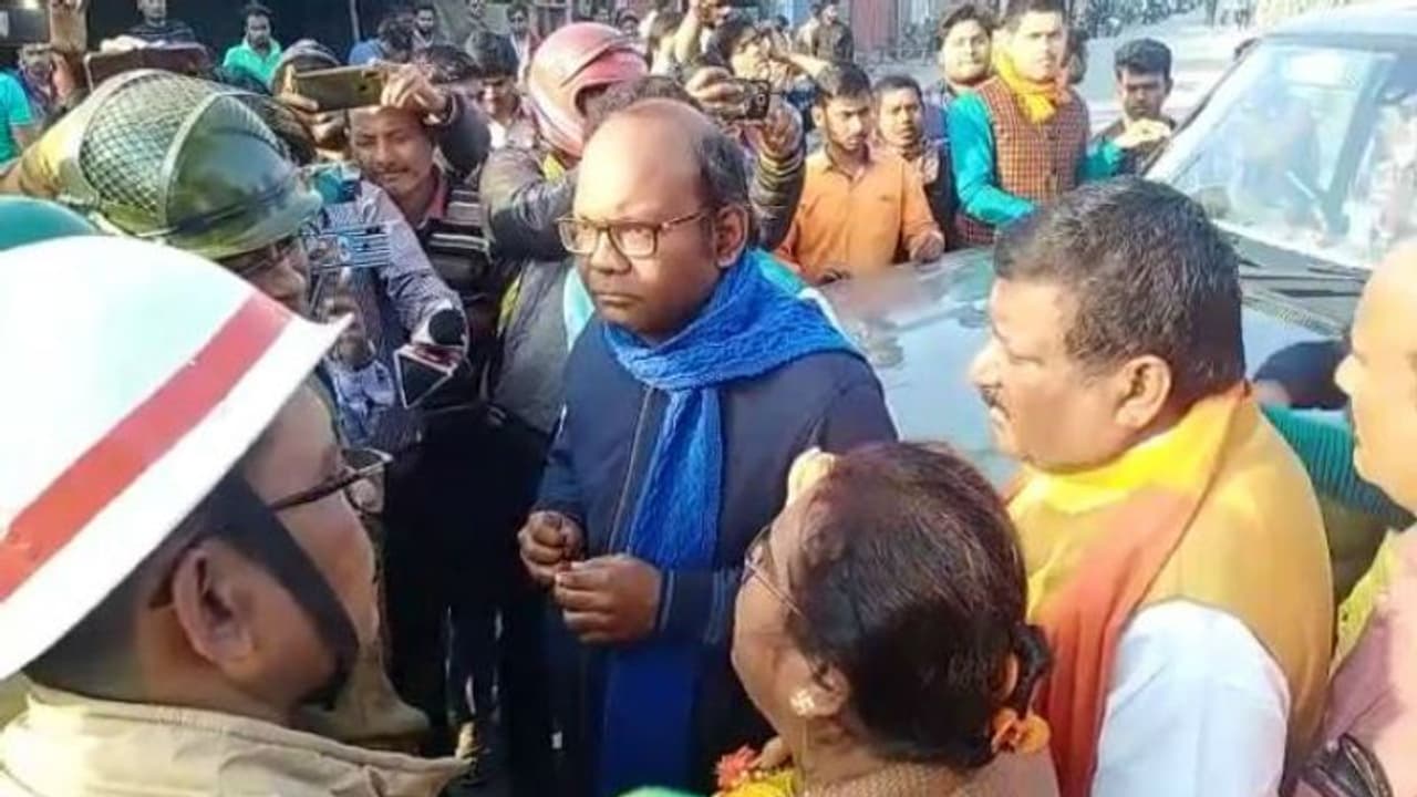 কোচবিহারের শীতলকুচিতে উত্তেজনা, গ্রেফতার বিজেপি নেতা সায়ন্তন বসু কোচবিহারের শীতলকুচিতে উত্তেজনা, গ্রেফতার বিজেপি নেতা সায়ন্তন বসু