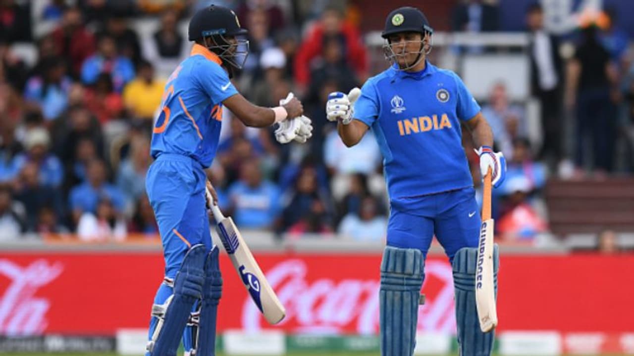 நான் டீமுக்கு வந்த புதிதில் தோனி ஒரு அறிவுரை சொன்னார்.. அதை இன்று வரை ஃபாலோ பண்றேன்.. மனம் திறந்த ஹர்திக் பாண்டியா