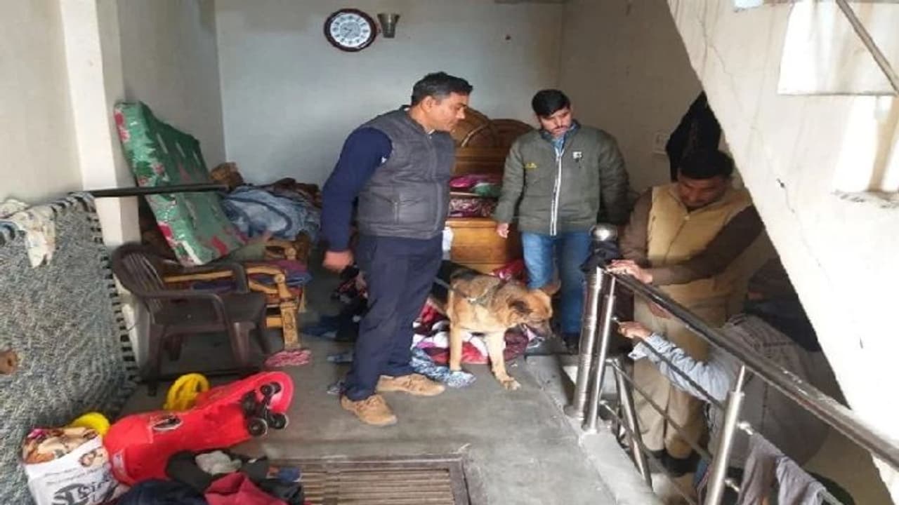 4 बदमाशों ने गनपॉइंट पर परिवार को बंधक बनाकर लाखों लूट लिया, महिला ने विरोध किया तो मार डाला 4 बदमाशों ने गनपॉइंट पर परिवार को बंधक बनाकर लाखों लूट लिया, महिला ने विरोध किया तो मार डाला