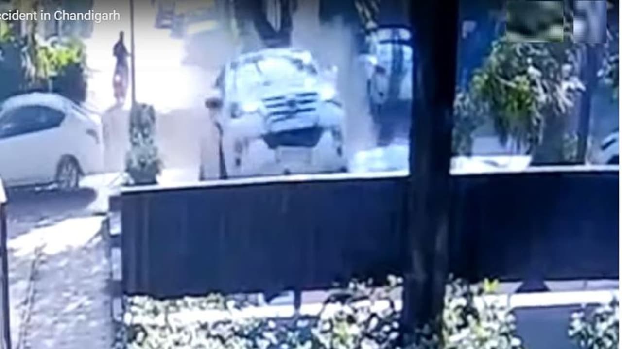 ಹಾಲಿವುಡ್ ಸ್ಟೈಲ್ ಡ್ರೈವಿಂಗ್; ಕಾರನ್ನು ವಿಮಾನದಂತೆ ಹಾರಿಸಿ ಅಪಘಾತ!