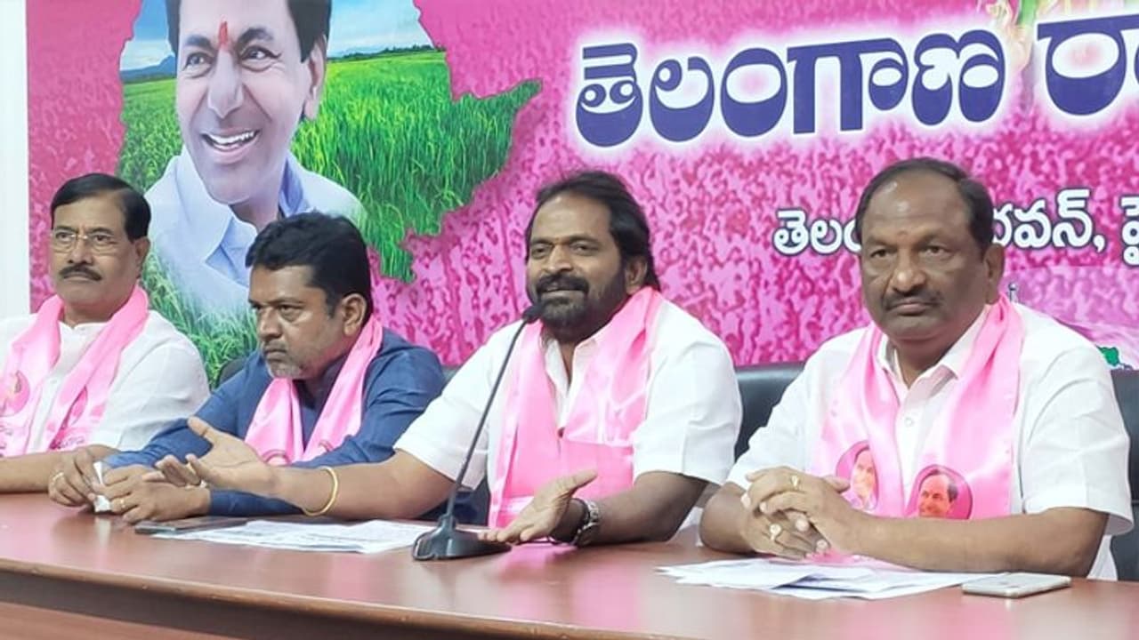 రెబెల్ అభ్యర్థులపై విపక్షాల చూపు: ఆటలు సాగవన్న మంత్రి శ్రీనివాస్ గౌడ్ రెబెల్ అభ్యర్థులపై విపక్షాల చూపు: ఆటలు సాగవన్న మంత్రి శ్రీనివాస్ గౌడ్