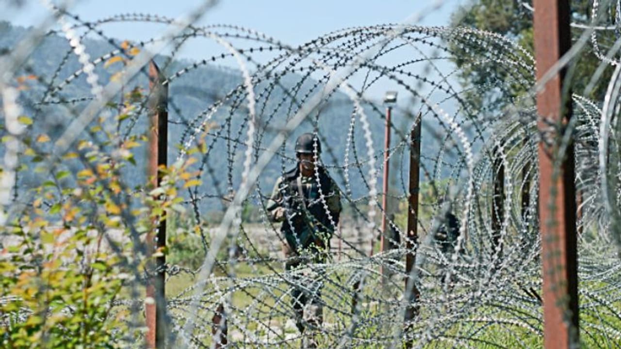 ফের মাথা কেটে নিয়ে গেল পাক সেনা, সামরিক কায়দায় জবাব দেওয়ার হুমকি সেনাপ্রধানের ফের মাথা কেটে নিয়ে গেল পাক সেনা, সামরিক কায়দায় জবাব দেওয়ার হুমকি সেনাপ্রধানের