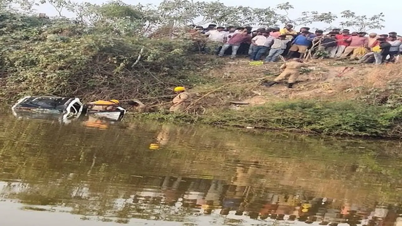 ನಿಯಂತ್ರಣ ತಪ್ಪಿ ಕೆರೆಗೆ ಬಿದ್ದ ಕಾರು, ಹೊರಬರಲಾಗದೆ ನಾಲ್ವರು ಸಾವು ನಿಯಂತ್ರಣ ತಪ್ಪಿ ಕೆರೆಗೆ ಬಿದ್ದ ಕಾರು, ಹೊರಬರಲಾಗದೆ ನಾಲ್ವರು ಸಾವು