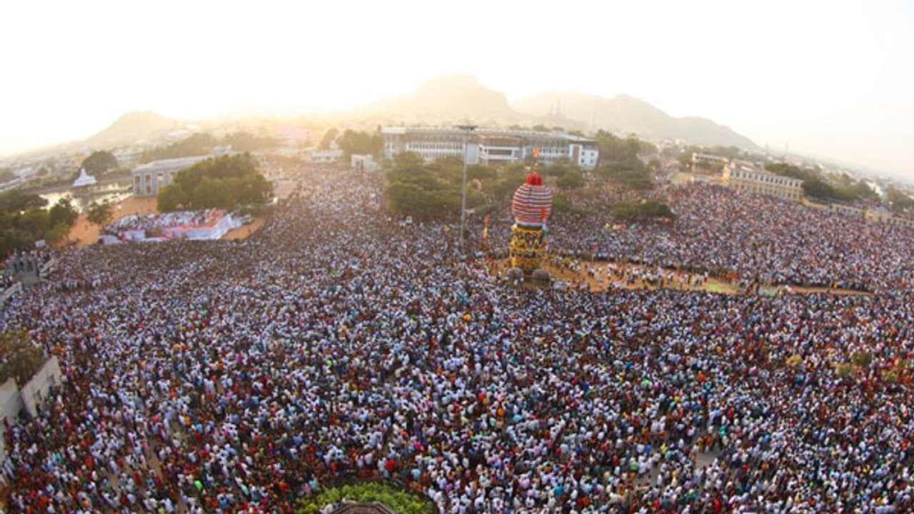 ವಿದೇಶಗಳಿಂದಲೂ ಗವಿಮಠ ಅಜ್ಜನ ಜಾತ್ರೆಯ ವೈಭವ ವೀಕ್ಷಿಸಿದ ಭಕ್ತರು ವಿದೇಶಗಳಿಂದಲೂ ಗವಿಮಠ ಅಜ್ಜನ ಜಾತ್ರೆಯ ವೈಭವ ವೀಕ್ಷಿಸಿದ ಭಕ್ತರು