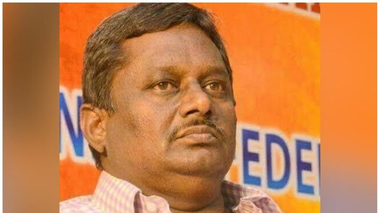 സർക്കാരിന്റെ അഴിമതിയെക്കുറിച്ച് പുസ്തകമെഴുതി: തമിഴ്നാട്ടിൽ മാധ്യമപ്രവർത്തകൻ അറസ്റ്റിൽ സർക്കാരിന്റെ അഴിമതിയെക്കുറിച്ച് പുസ്തകമെഴുതി: തമിഴ്നാട്ടിൽ മാധ്യമപ്രവർത്തകൻ അറസ്റ്റിൽ