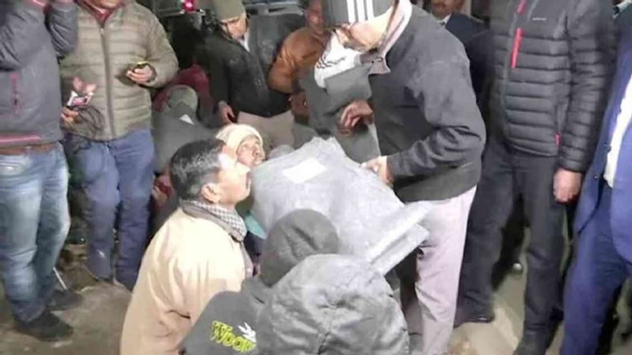 रात को फुटपाथ और रेन बसेरे में पहुंचे झारखंड के CM सोरेन, जरूरतमंदों को दिए कंबल और ऊनी कपड़े रात को फुटपाथ और रेन बसेरे में पहुंचे झारखंड के CM सोरेन, जरूरतमंदों को दिए कंबल और ऊनी कपड़े