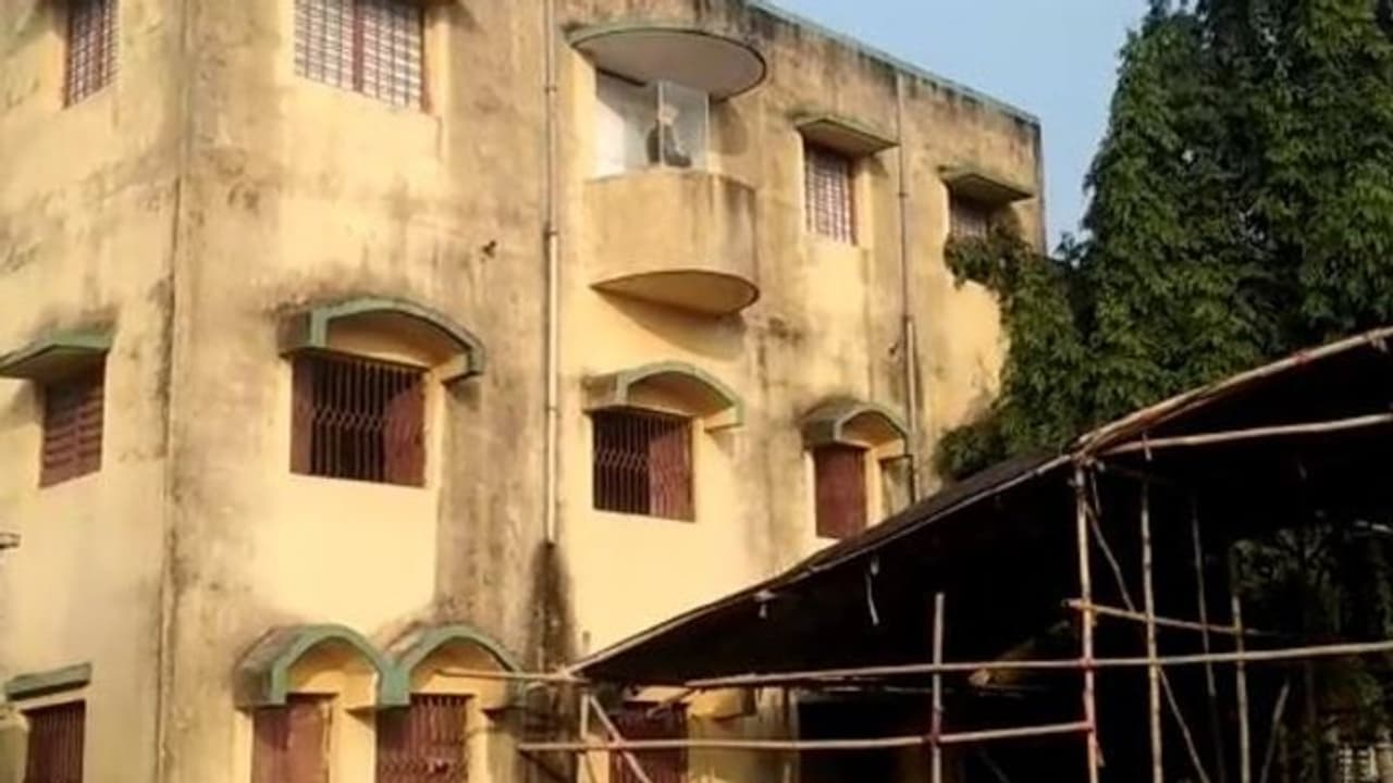 বেহাল অবস্থায় পড়ে রয়েছে বর্ধমানে স্বামীজির পৈতৃক ভিটে বেহাল অবস্থায় পড়ে রয়েছে বর্ধমানে স্বামীজির পৈতৃক ভিটে