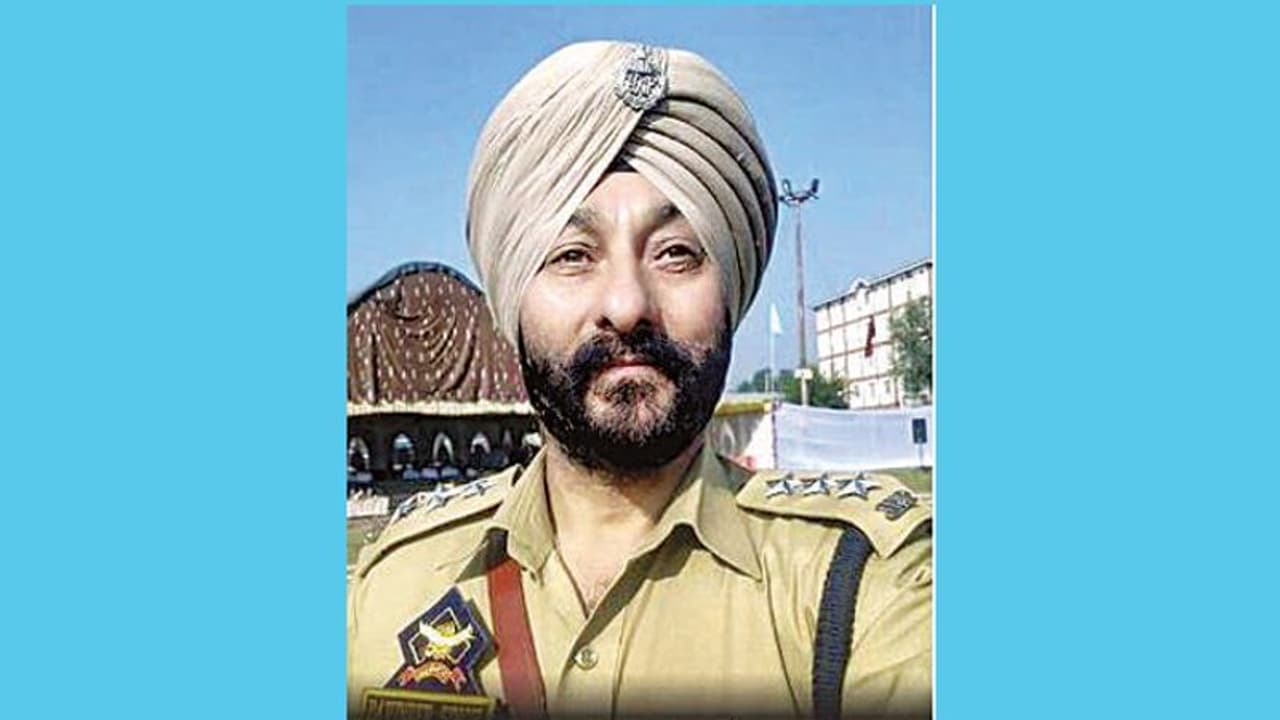 ಉಗ್ರರ ಜತೆ ಸಿಕ್ಕಿಬಿದ್ದ ಡಿವೈಎಸ್ಪಿ! : ಕಾರಿನಲ್ಲಿ ತೆರಳುತ್ತಿದ್ದಾಗ ಪೊಲೀಸ್ ಬಲೆಗೆ ಉಗ್ರರ ಜತೆ ಸಿಕ್ಕಿಬಿದ್ದ ಡಿವೈಎಸ್ಪಿ! : ಕಾರಿನಲ್ಲಿ ತೆರಳುತ್ತಿದ್ದಾಗ ಪೊಲೀಸ್ ಬಲೆಗೆ