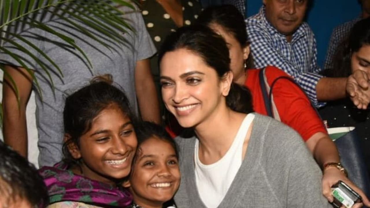 ദീപികയെ കെട്ടിപിടിച്ച് കുഞ്ഞാരാധകര്; ചേര്ത്തുപിടിച്ച് താര സുന്ദരി ദീപികയെ കെട്ടിപിടിച്ച് കുഞ്ഞാരാധകര്; ചേര്ത്തുപിടിച്ച് താര സുന്ദരി