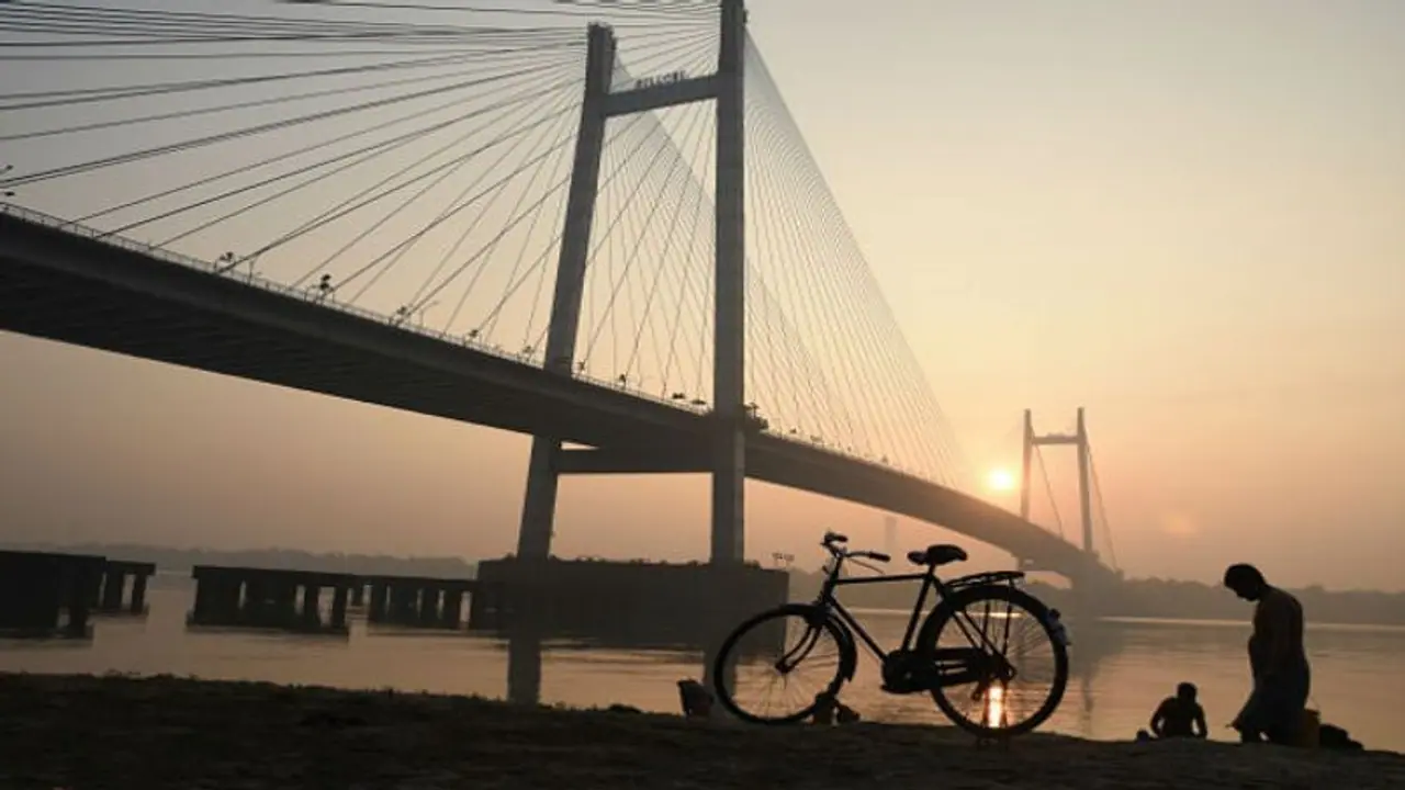 এক ধাক্কায় ৩ ডিগ্রি নামল পারদ, কলকাতায় ফিরল শীত এক ধাক্কায় ৩ ডিগ্রি নামল পারদ, কলকাতায় ফিরল শীত