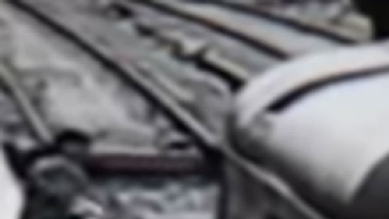 கள்ளக் காதலனை மறக்க முடியாத இளம் பெண் !! கள்ளக் காதலன் இறந்த இடத்திலேயே ரயில்முன் பாய்ந்து தற்கொலை !!