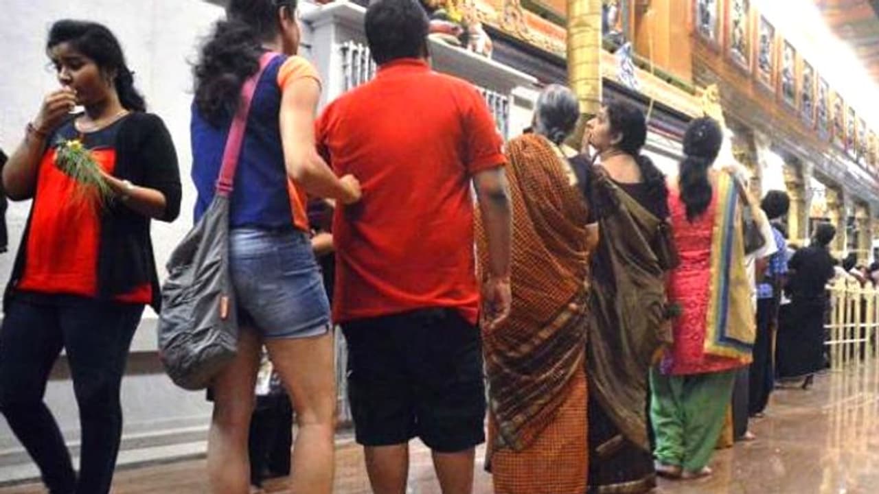 अब जींस सूट पहन कर बाबा काशी विश्वनाथ को नहीं छू पाएंगे भक्त, ये रहा नया ड्रेस कोड अब जींस सूट पहन कर बाबा काशी विश्वनाथ को नहीं छू पाएंगे भक्त, ये रहा नया ड्रेस कोड